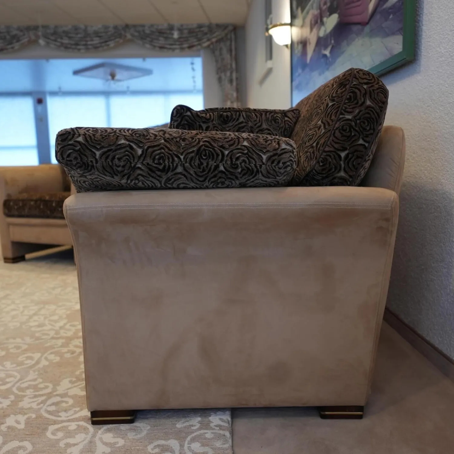 Finkeldei Polstergruppen|Sofa 2,5 sitzig und Sessel Batavia 619 Bezug Dunkelbraun Dunkelbeige Füße Nussbaum dunkel