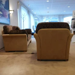 Finkeldei Polstergruppen|Sofa 2,5 sitzig und Sessel Batavia 619 Bezug Dunkelbraun Dunkelbeige Füße Nussbaum dunkel