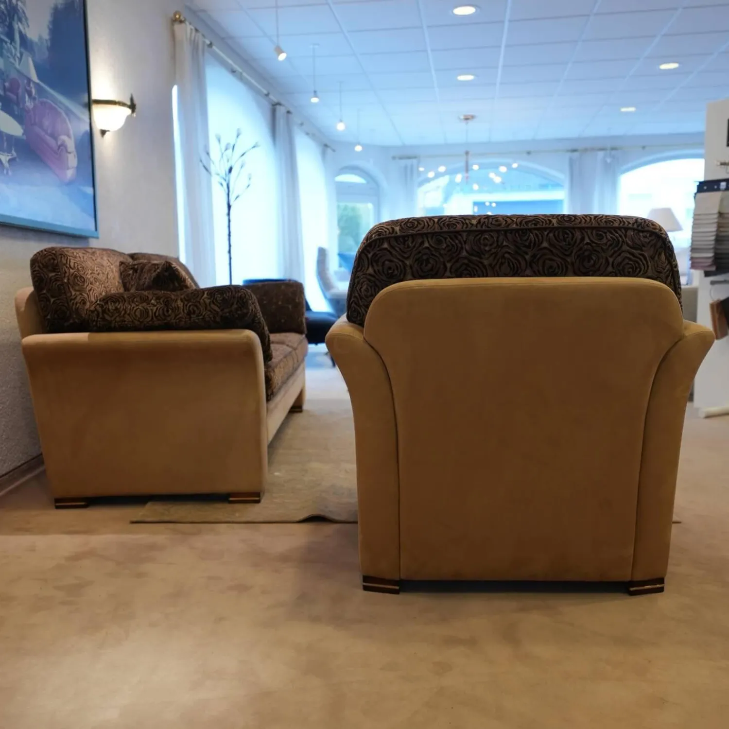 Finkeldei Polstergruppen|Sofa 2,5 sitzig und Sessel Batavia 619 Bezug Dunkelbraun Dunkelbeige Füße Nussbaum dunkel