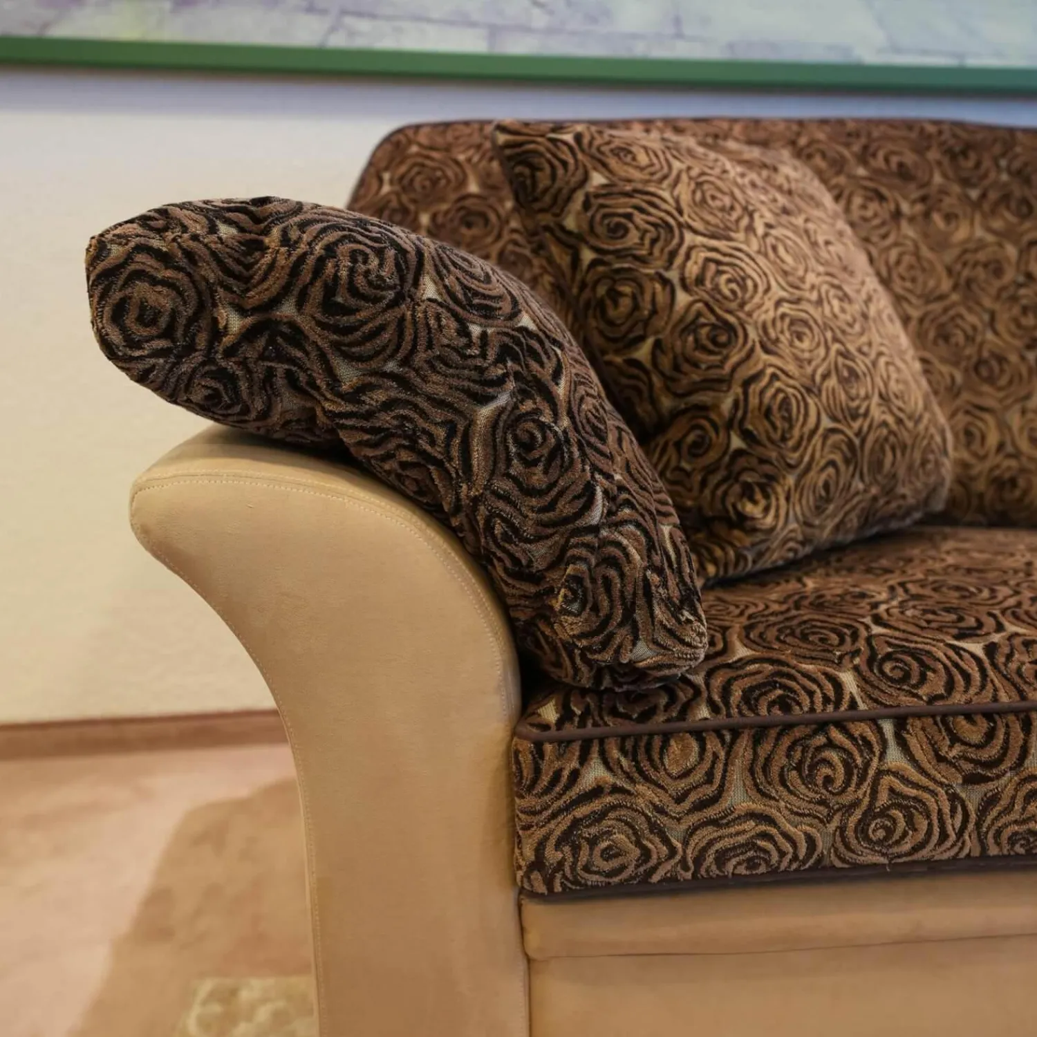 Finkeldei Polstergruppen|Sofa 2,5 sitzig und Sessel Batavia 619 Bezug Dunkelbraun Dunkelbeige Füße Nussbaum dunkel