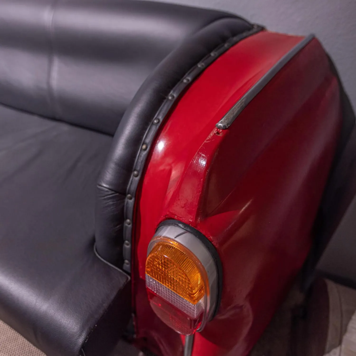 Eigene Herstellung 2-Sitzer-Sofas|Sofa 21689 Vintage Autoform Ambassador mit Scheinwerfern Leder/Metall schwarz-rot