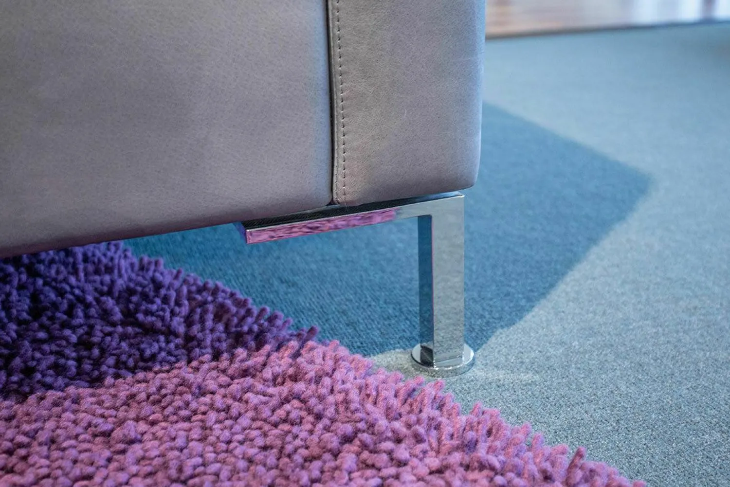 Brühl 2-Sitzer-Sofas|Sofa Alba Leder Lama 5669-95 Grau Füße Metall Verchromt mit Kopfstütze