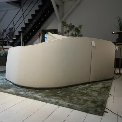 Flexform 2-Sitzer-Sofas|Sofa Alfred Bezug Stoff Empoli N. 930 Extra Grau Gestell Massivholz Füße Metall Brüniert Schwarz