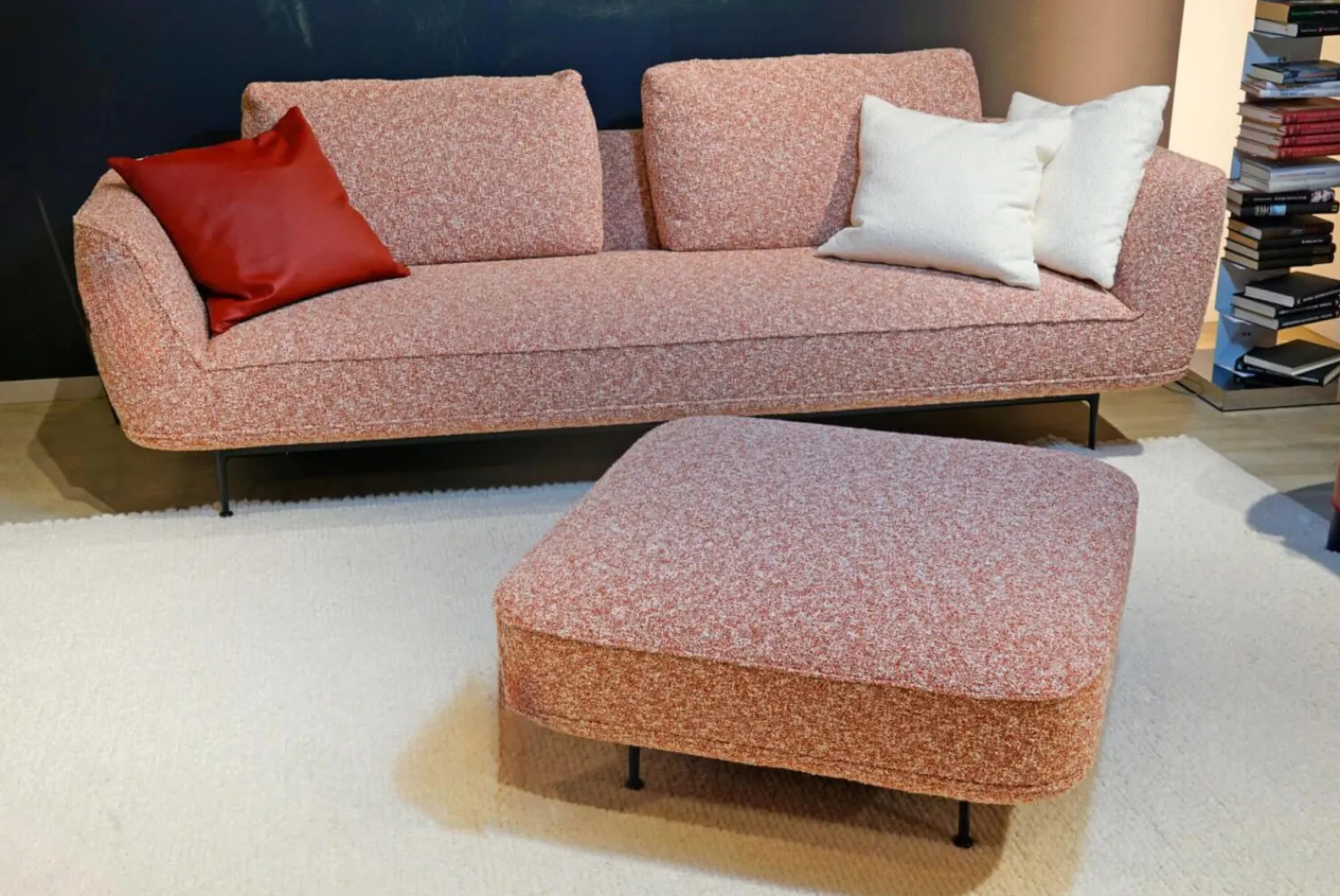 Wittmann 2-Sitzer-Sofas|Sofa Andes Stoff Ravenna Fire Rosa Metallfüße Schwarz Grau Pulverbeschichtet Inklusive Hocker Und Kissen