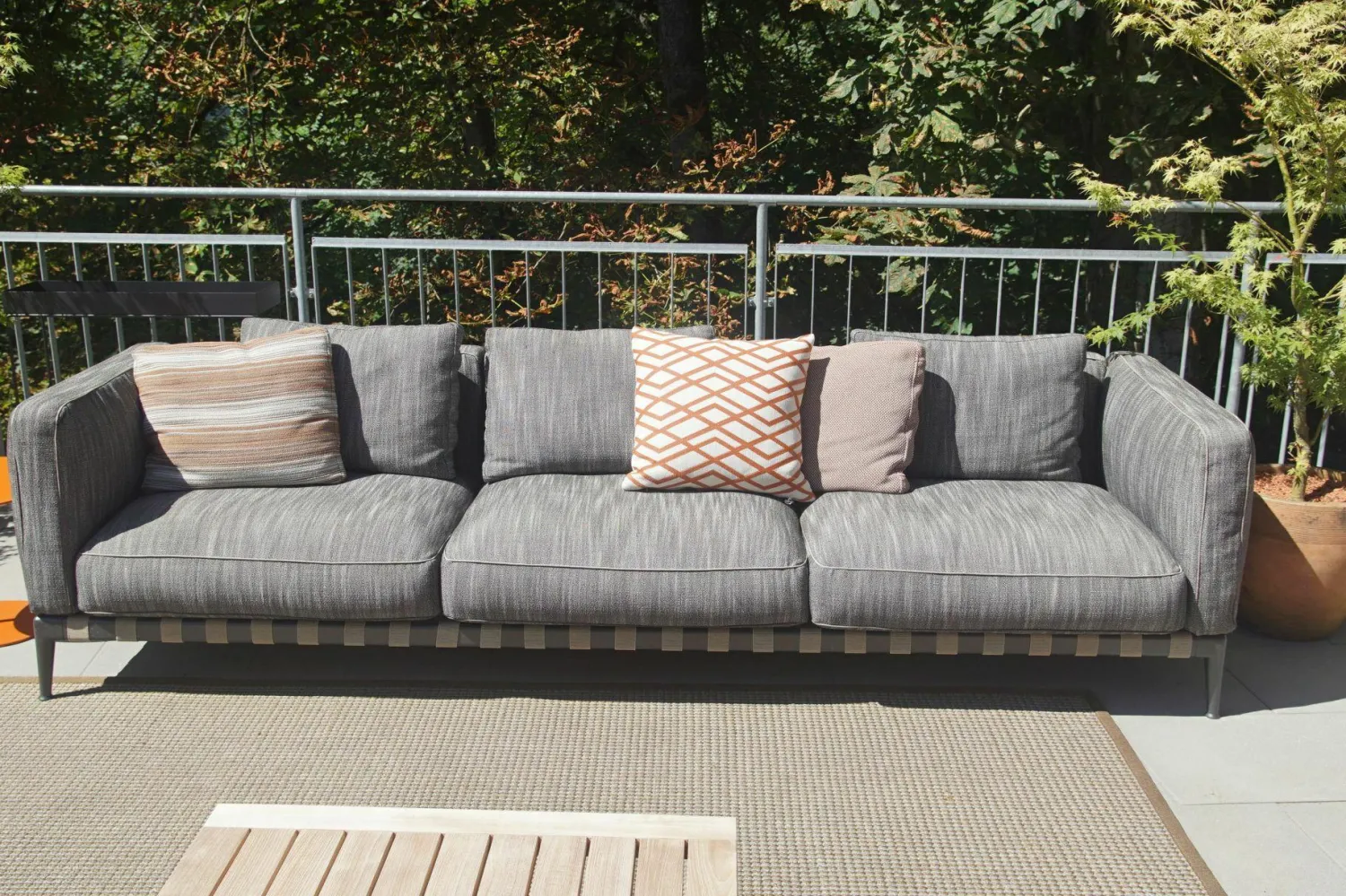 Flexform 3-Sitzer-Sofas|Sofa Atlante Outdoor Stoff Bambú A6 Grau Schwarz Gestell Brüniert