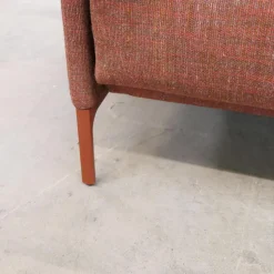 COR 2-Sitzer-Sofas|Sofa Avalanche Stoff 9202 Dunkelrot Rot Ablage Und Gestell Lack RAL 3009 Oxidrot Rot Mit Hocker