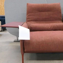 COR 2-Sitzer-Sofas|Sofa Avalanche Stoff 9202 Dunkelrot Rot Ablage Und Gestell Lack RAL 3009 Oxidrot Rot Mit Hocker