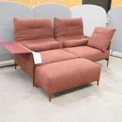 COR 2-Sitzer-Sofas|Sofa Avalanche Stoff 9202 Dunkelrot Rot Ablage Und Gestell Lack RAL 3009 Oxidrot Rot Mit Hocker