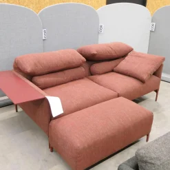 COR 2-Sitzer-Sofas|Sofa Avalanche Stoff 9202 Dunkelrot Rot Ablage Und Gestell Lack RAL 3009 Oxidrot Rot Mit Hocker