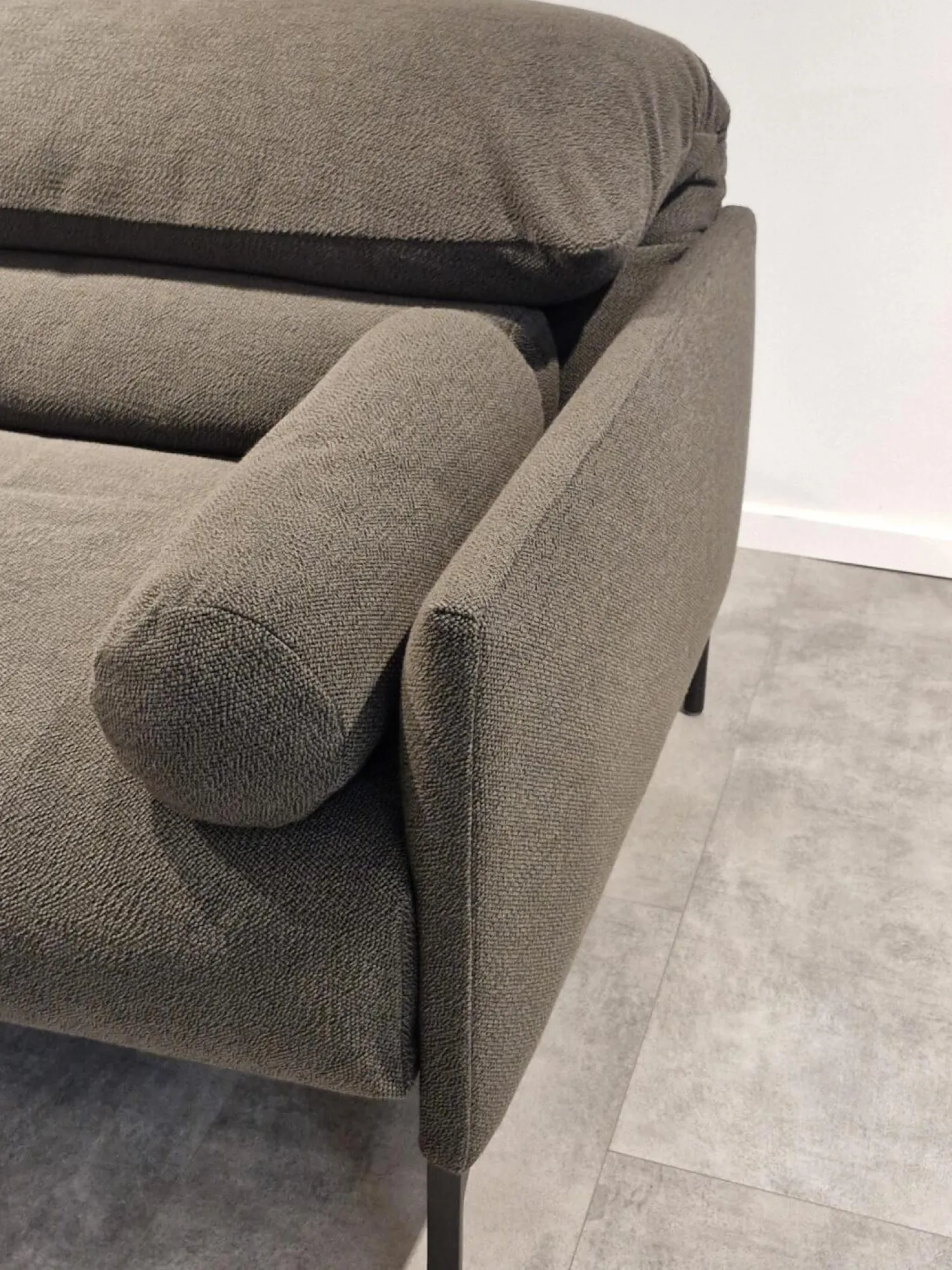 COR 2-Sitzer-Sofas|Sofa Avalanche Stoff 8078 Tabak Anthrazit Füße Schwarz Feinstruktur Inklusive Hocker