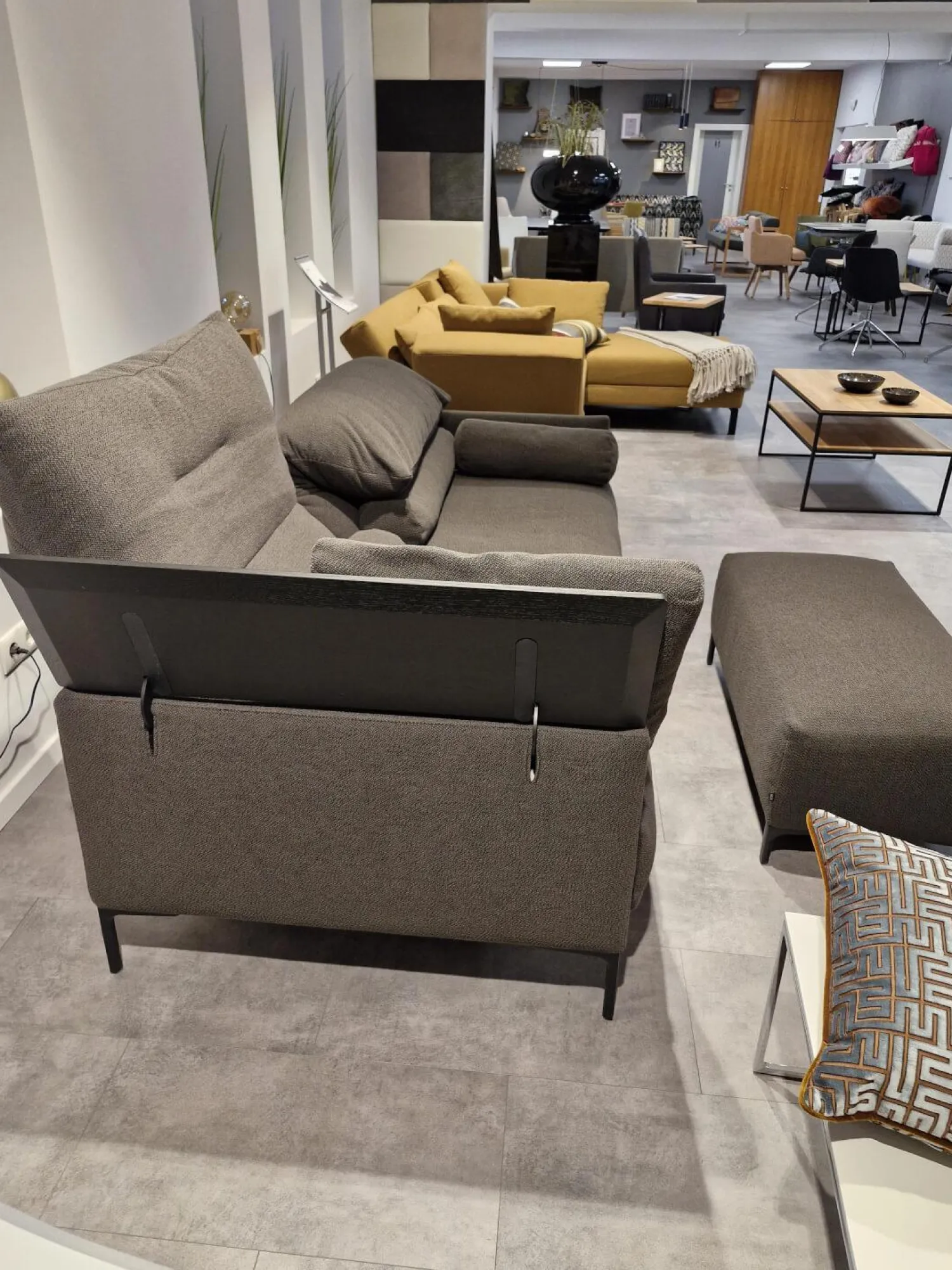 COR 2-Sitzer-Sofas|Sofa Avalanche Stoff 8078 Tabak Anthrazit Füße Schwarz Feinstruktur Inklusive Hocker