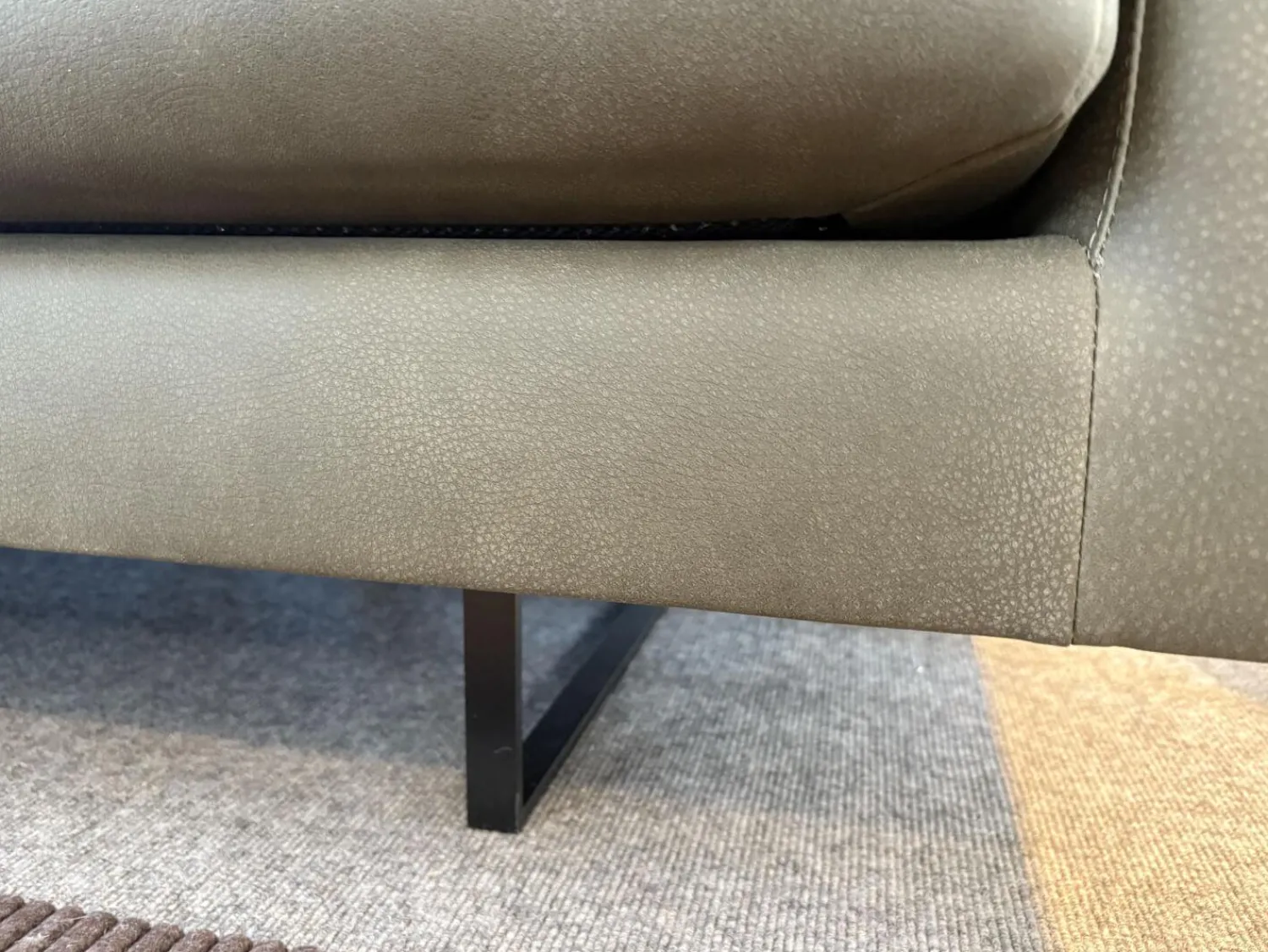 Montis 2-Sitzer-Sofas|Sofa Axel Leder Novara Turtle Grün Grau Füße Stahl Lackiert Schwarz Inklusive Hocker Ohne Decke