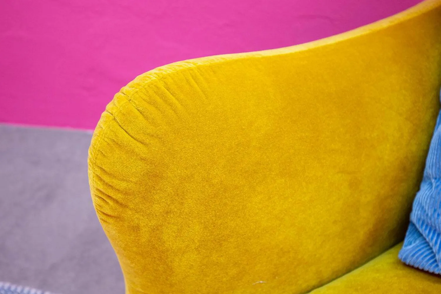 Brühl 2-Sitzer-Sofas|Sofa Bongo Bay Lounge Stoff 4473 0075 Currygelb mit 2 Kissen Hellblau