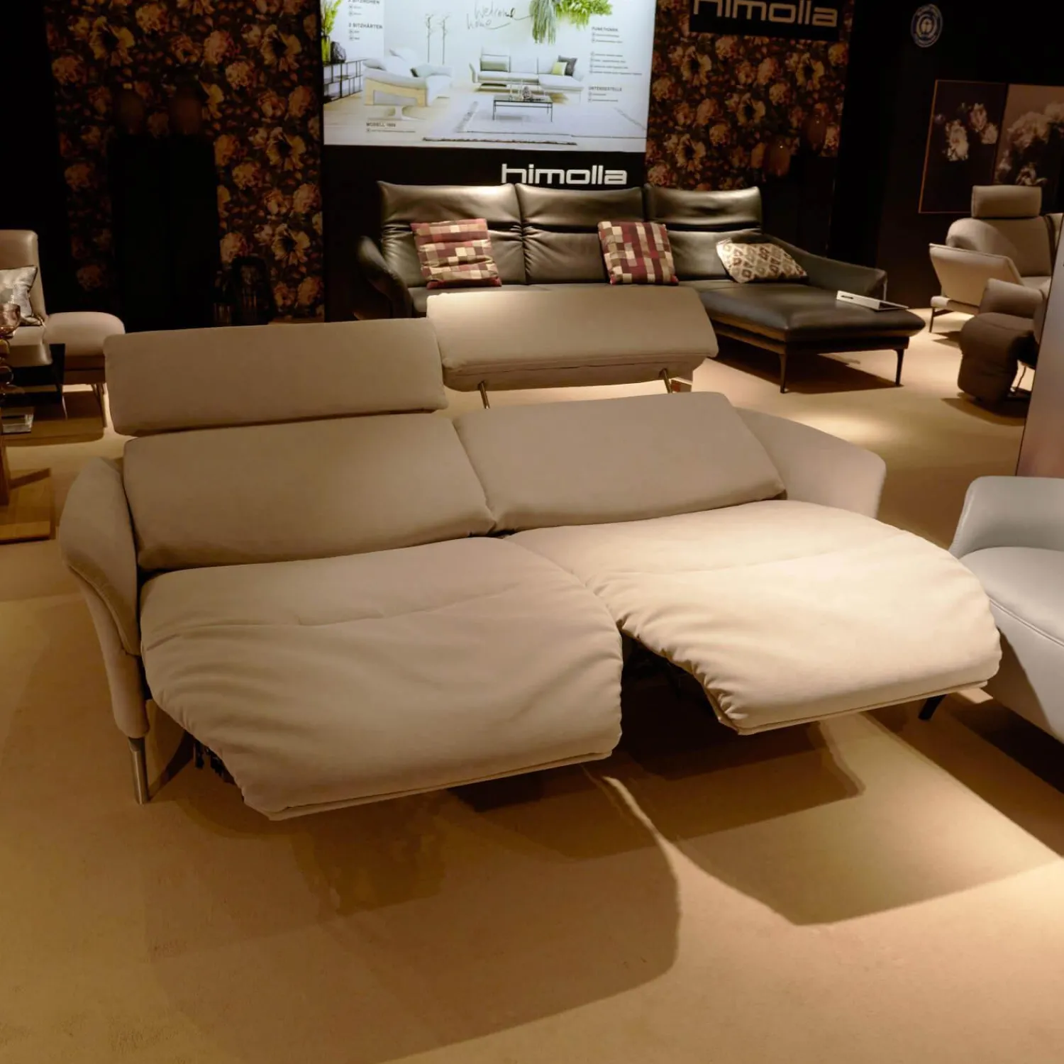 himolla 2-Sitzer-Sofas|Sofa Boston 4171 Stoff Novano Cloud Grau Metallfüße Edelstahloptik Kopfteil Höhenverstellbar Mit Lendenkissen