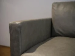 Tommy M 2-Sitzer-Sofas|Sofa Buster 1348L Bezug Leder Rhino Grau Füße Nickel Schwarz Inklusive Kissenstützen