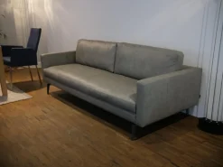 Tommy M 2-Sitzer-Sofas|Sofa Buster 1348L Bezug Leder Rhino Grau Füße Nickel Schwarz Inklusive Kissenstützen