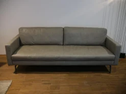 Tommy M 2-Sitzer-Sofas|Sofa Buster 1348L Bezug Leder Rhino Grau Füße Nickel Schwarz Inklusive Kissenstützen