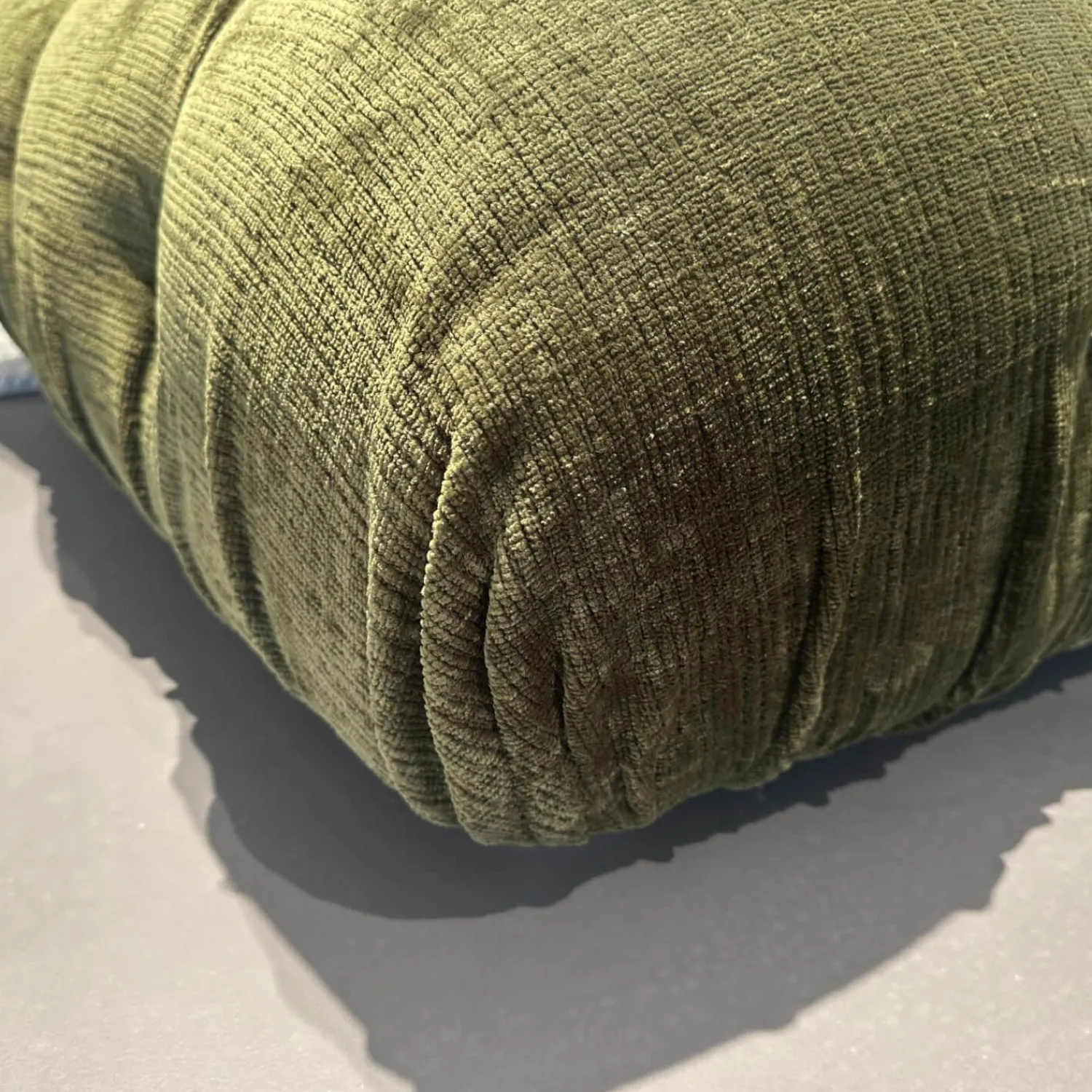 B&B Italia 2-Sitzer-Sofas|Sofa Camaleonda Stoff 400 Enia Olivgrün Extra Grün Füße Buchenholz Natur Inklusive Hocker