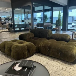 B&B Italia 2-Sitzer-Sofas|Sofa Camaleonda Stoff 400 Enia Olivgrün Extra Grün Füße Buchenholz Natur Inklusive Hocker