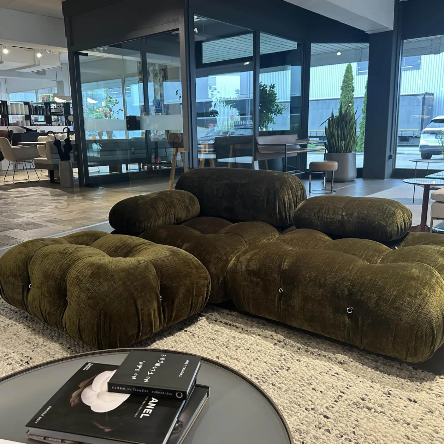 B&B Italia 2-Sitzer-Sofas|Sofa Camaleonda Stoff 400 Enia Olivgrün Extra Grün Füße Buchenholz Natur Inklusive Hocker