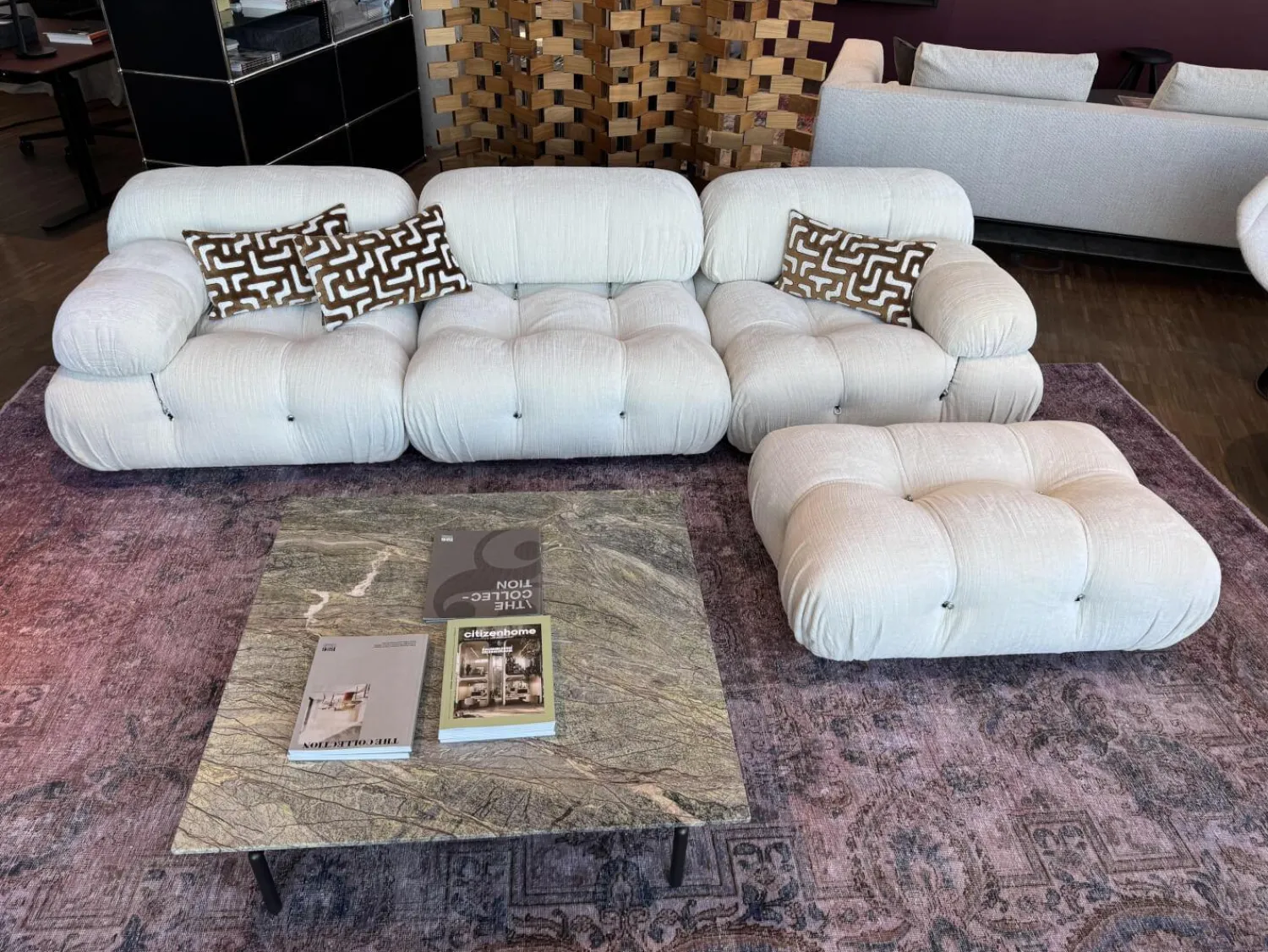 B&B Italia 3-Sitzer-Sofas|Sofa Camaleonda Stoff Enia Elfenbeinweiß mit Hocker