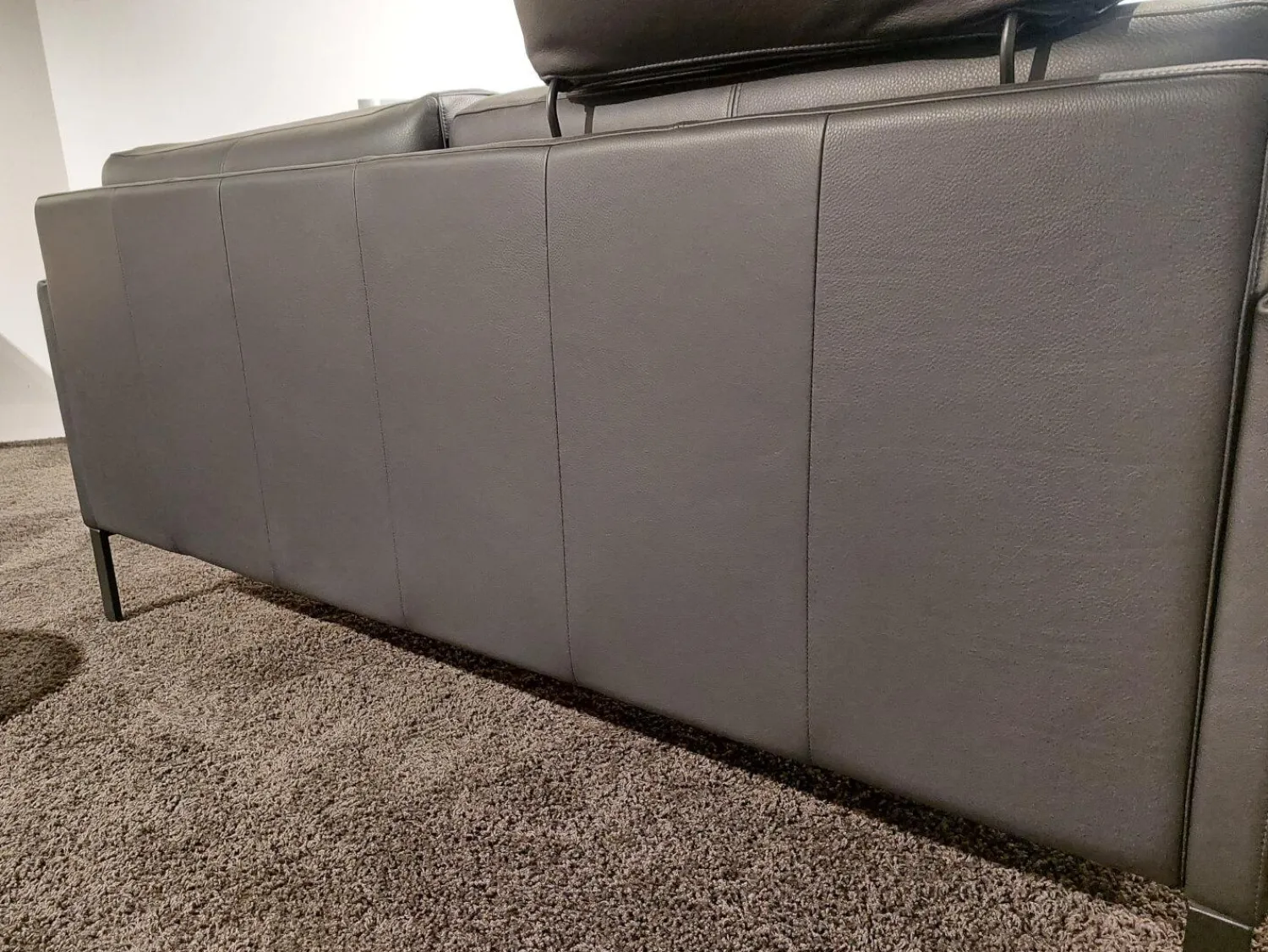 Rolf Benz 2-Sitzer-Sofas|Sofa Cara Leder 38 110 Verkehrsschwarz Schwarz Metallspange Stahl Pulverbeschichtet Schwarz Inklusive Niedriger Kopfstütze