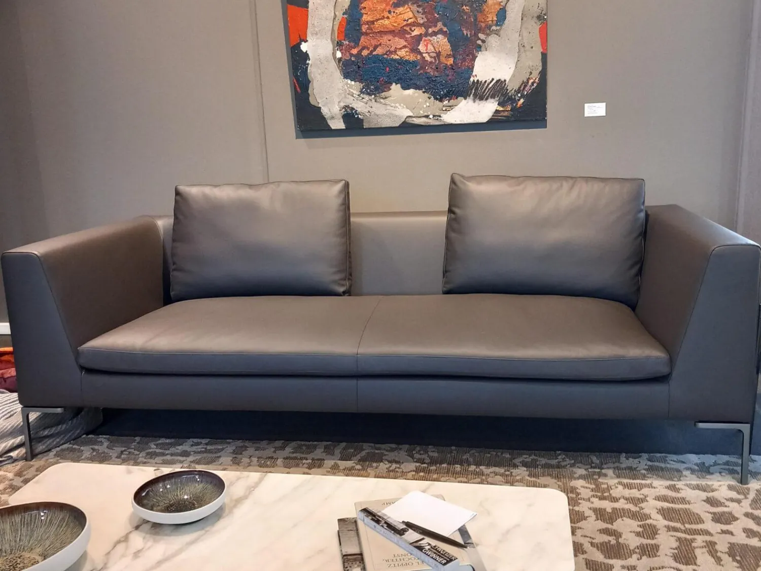 B&B Italia 2-Sitzer-Sofas|Sofa Charles Leder Gamma Schiefer Braun Grau Füße Nickel Bronzefarben Lackiert Inklusive 2 Rückenkissen