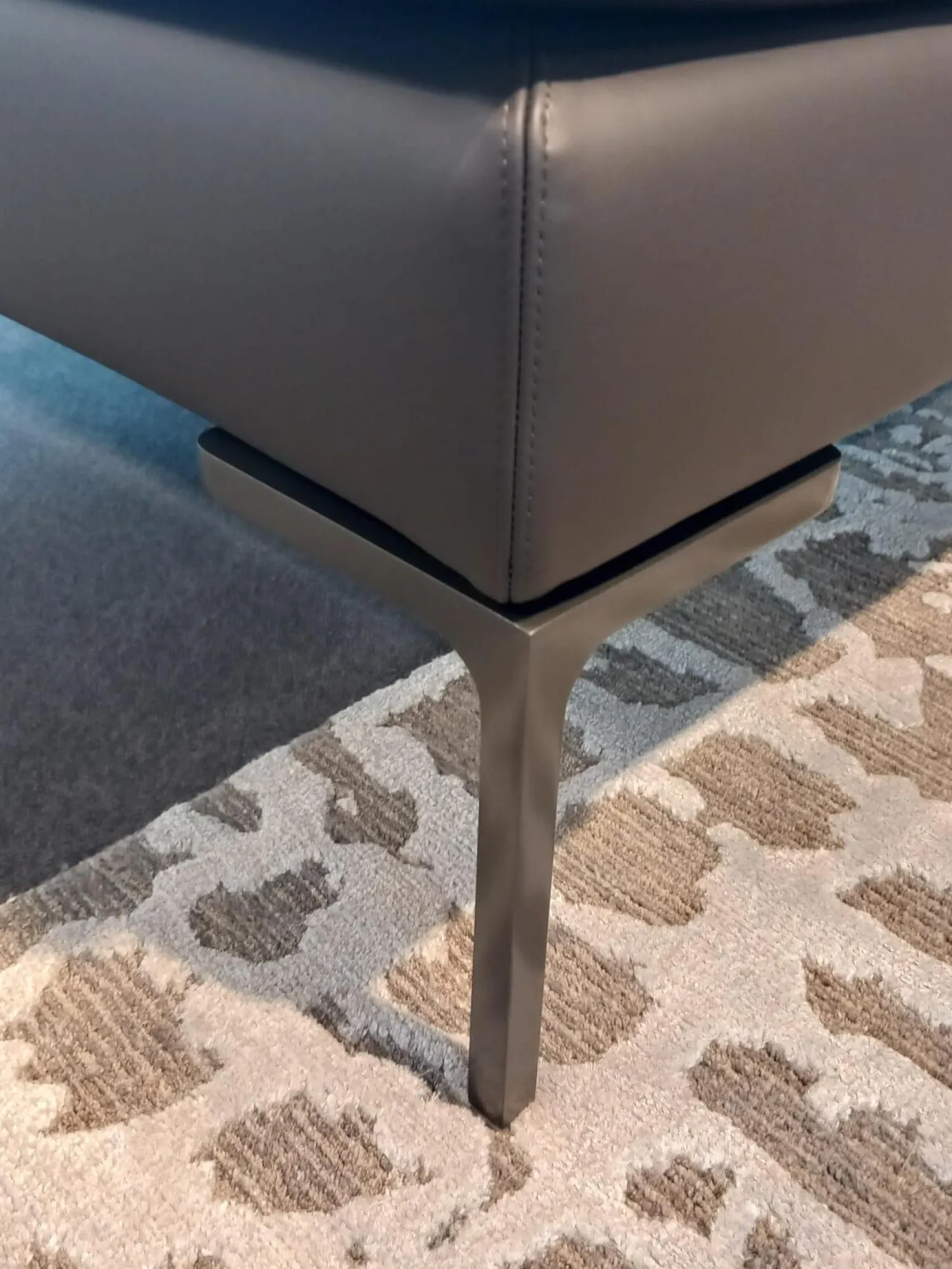 B&B Italia 2-Sitzer-Sofas|Sofa Charles Leder Gamma Schiefer Braun Grau Füße Nickel Bronzefarben Lackiert Inklusive 2 Rückenkissen