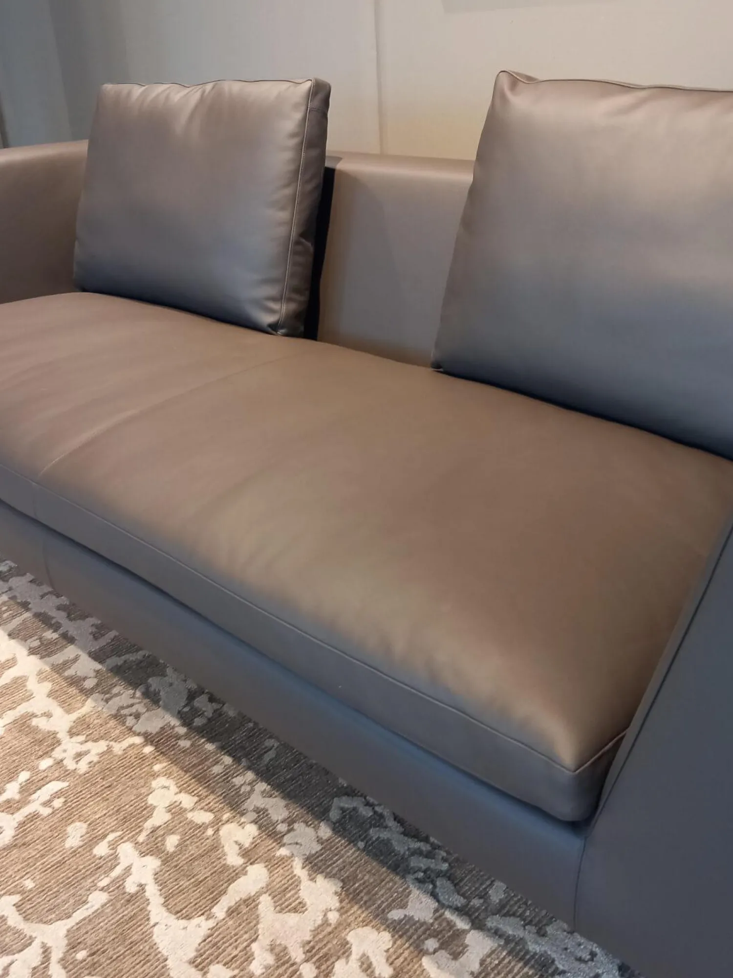 B&B Italia 2-Sitzer-Sofas|Sofa Charles Leder Gamma Schiefer Braun Grau Füße Nickel Bronzefarben Lackiert Inklusive 2 Rückenkissen