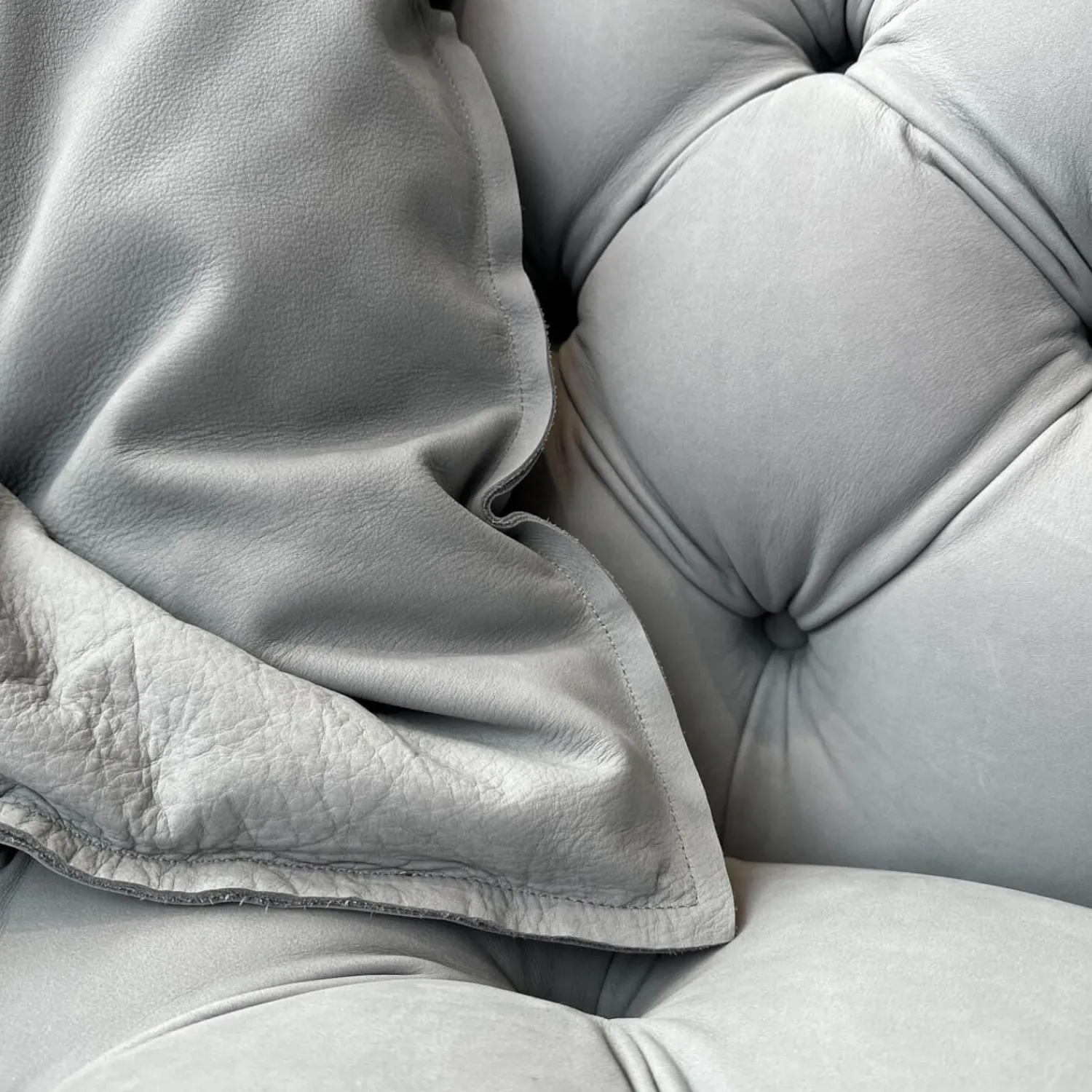 Baxter 3-Sitzer-Sofas|Sofa Chester Moon Leder A Kashmir Ciment Grau Füße Buche Gefärbt Wenge Inklusive Kissen Slim