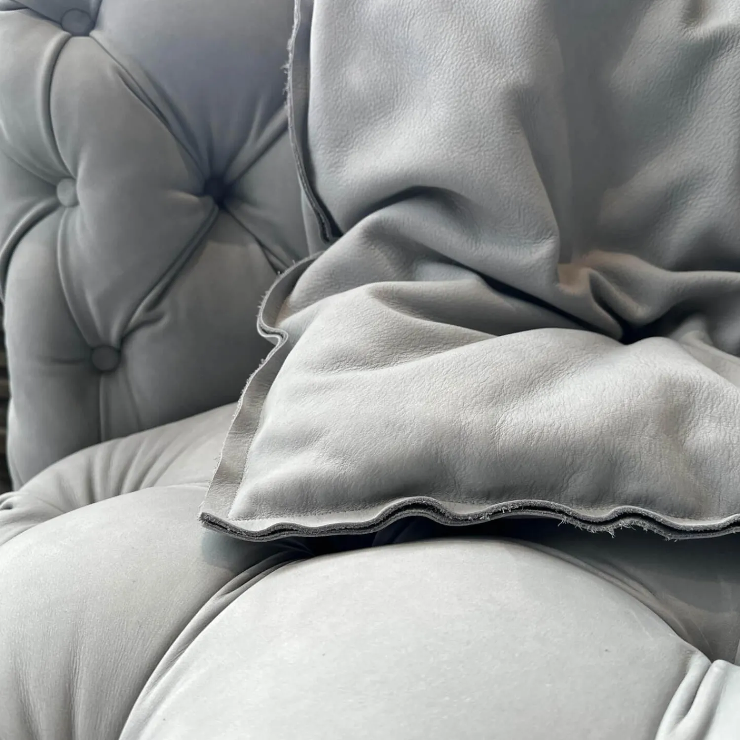 Baxter 3-Sitzer-Sofas|Sofa Chester Moon Leder A Kashmir Ciment Grau Füße Buche Gefärbt Wenge Inklusive Kissen Slim