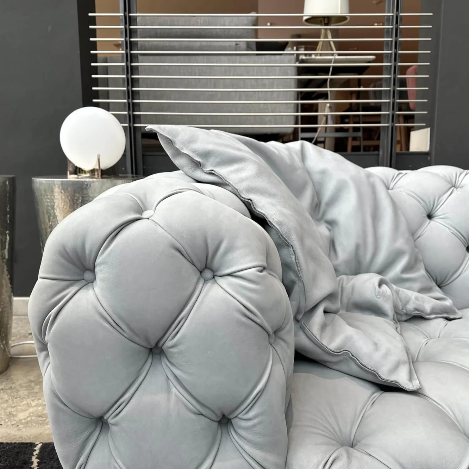 Baxter 3-Sitzer-Sofas|Sofa Chester Moon Leder A Kashmir Ciment Grau Füße Buche Gefärbt Wenge Inklusive Kissen Slim