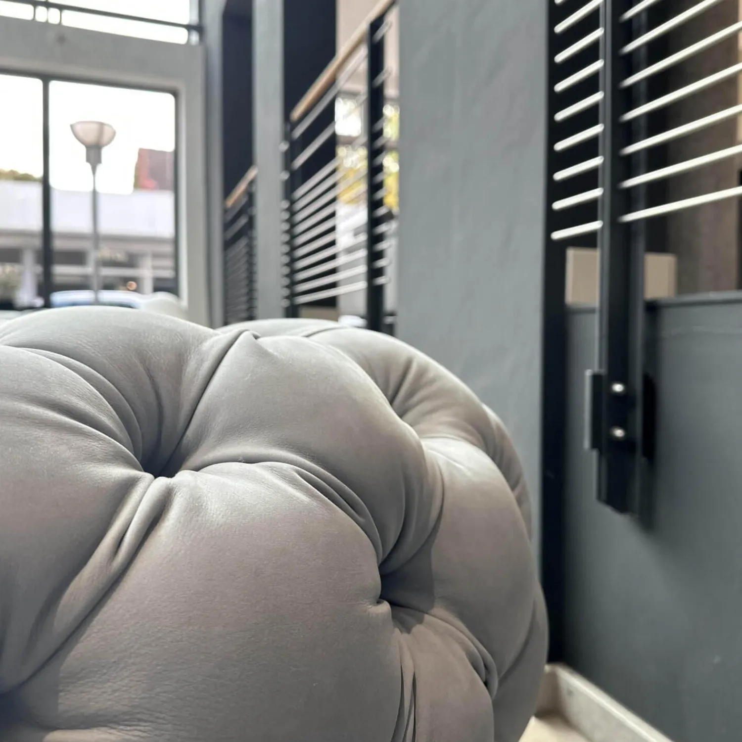 Baxter 3-Sitzer-Sofas|Sofa Chester Moon Leder A Kashmir Ciment Grau Füße Buche Gefärbt Wenge Inklusive Kissen Slim