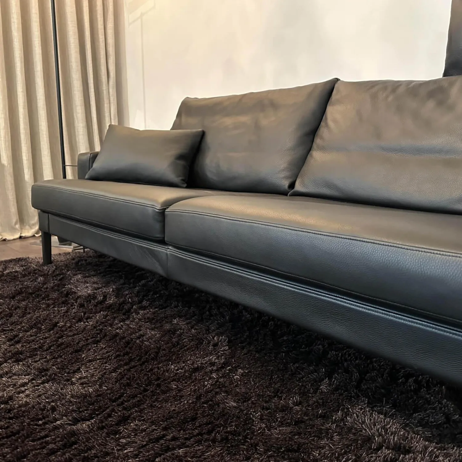 FSM 2-Sitzer-Sofas|Sofa Clarus Leder Schwarz Füße Schwarz Inklusive Fußstützen Und Kopfstützen