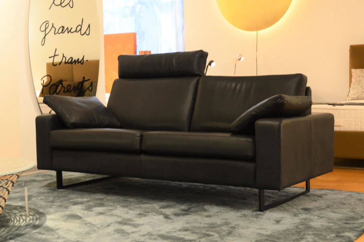 COR 2-Sitzer-Sofas|Sofa Conseta 87 Bodenfrei Leder 913 Puro Schwarz mit 2 Kissen und Kopfstütze