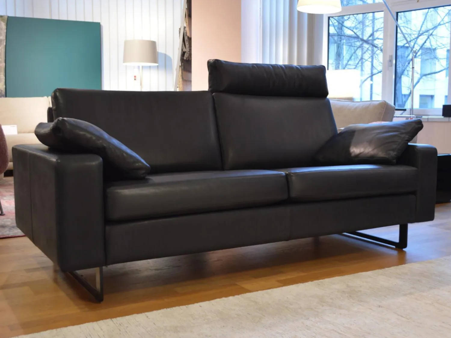 COR 2-Sitzer-Sofas|Sofa Conseta 87 Bodenfrei Leder 913 Puro Schwarz mit 2 Kissen und Kopfstütze