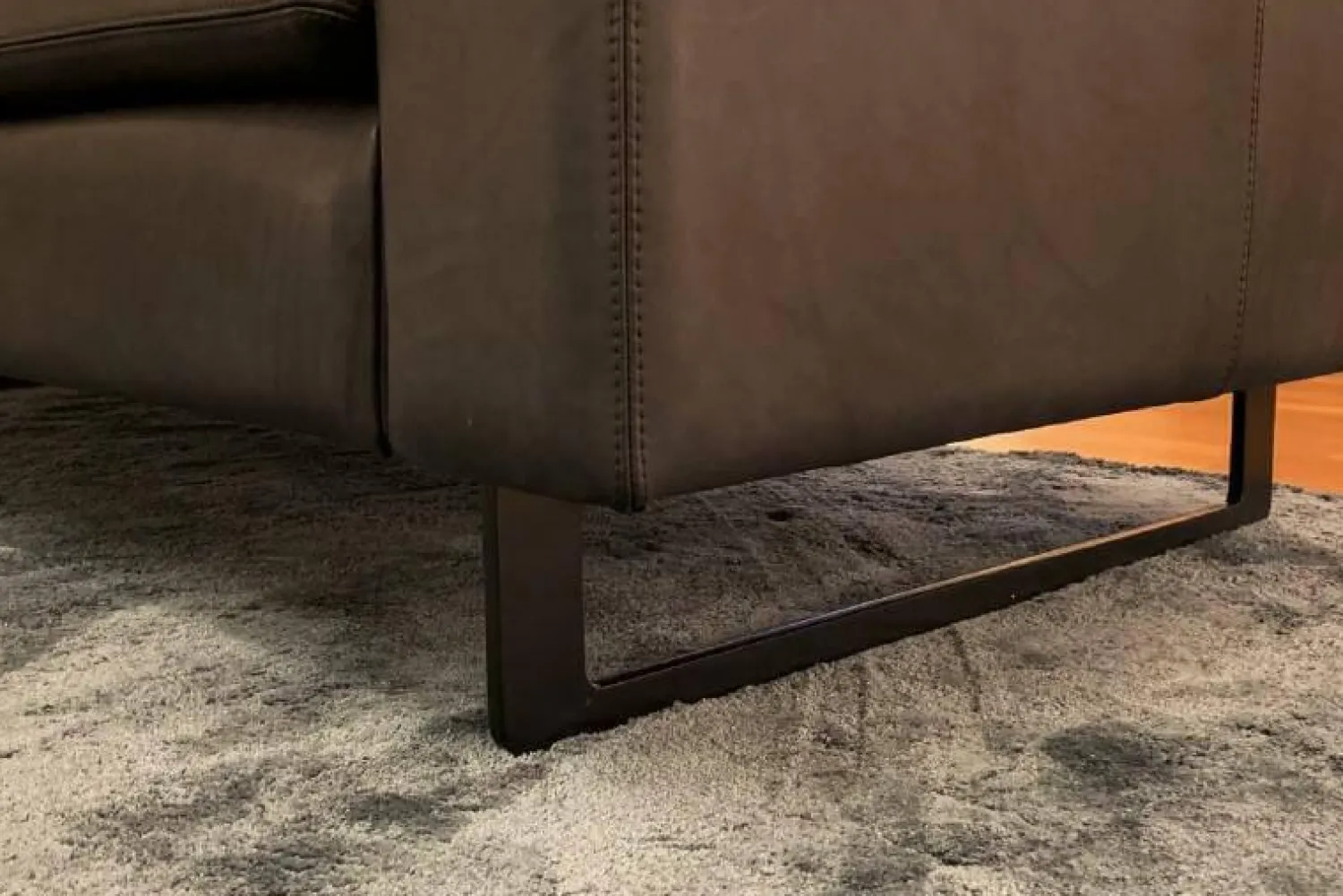 COR 2-Sitzer-Sofas|Sofa Conseta 87 Bodenfrei Leder 913 Puro Schwarz mit 2 Kissen und Kopfstütze