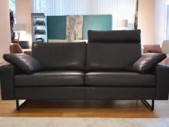 COR 2-Sitzer-Sofas|Sofa Conseta 87 Bodenfrei Leder 913 Puro Schwarz mit 2 Kissen und Kopfstütze