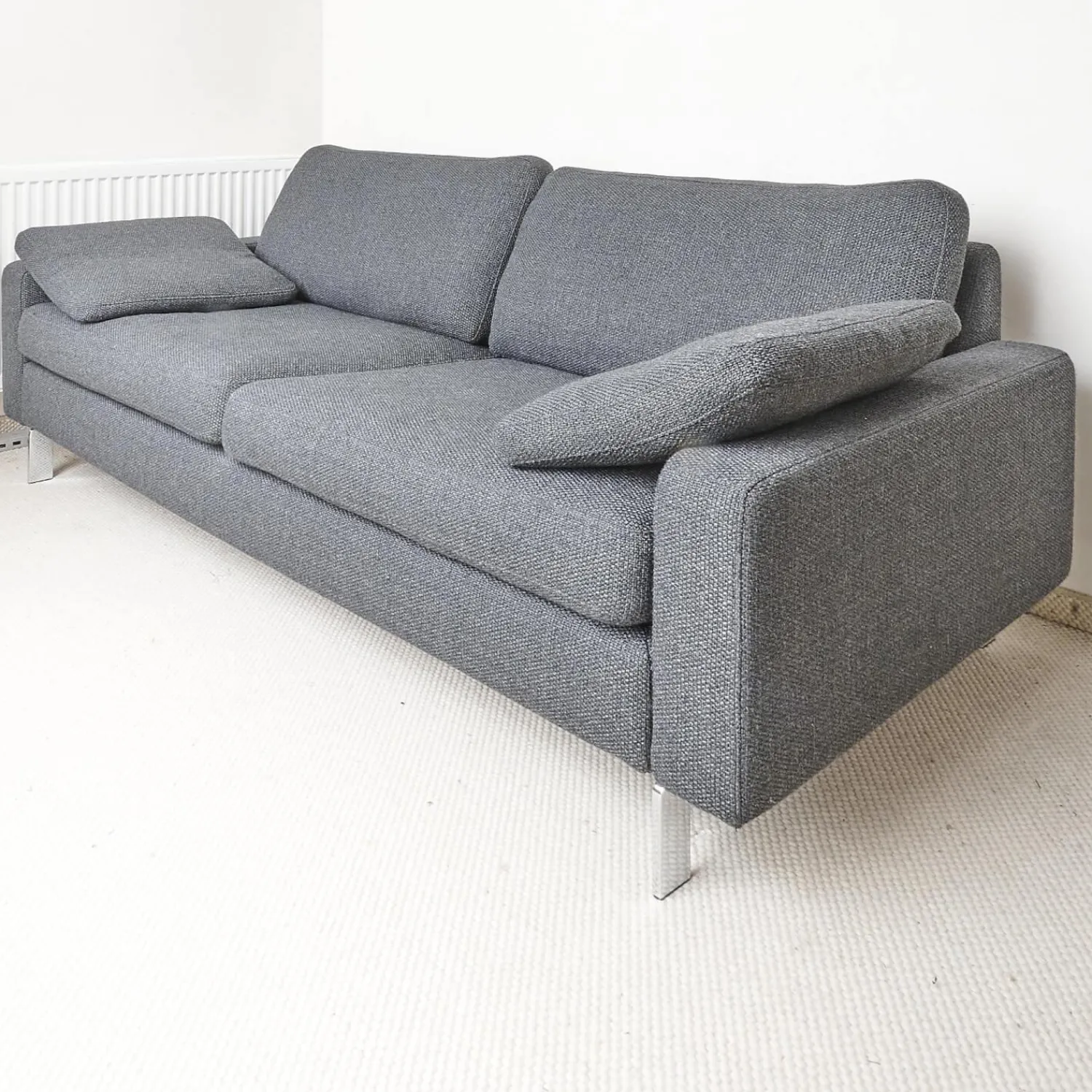 COR 2-Sitzer-Sofas|Sofa Conseta Bezug Stoff 5010 Anthrazit Schmalfuß Chrom Bodenfrei Inklusive 2 Kissen