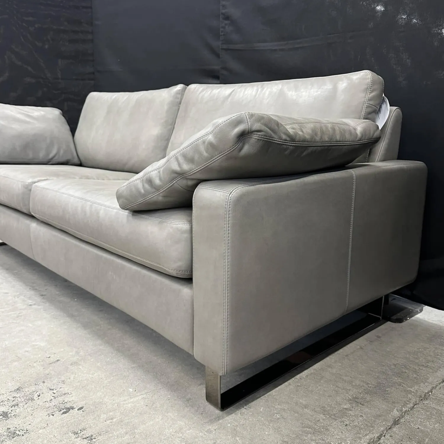 COR 2-Sitzer-Sofas|Sofa Conseta Leder Puro 911 Schlamm Grau Braun Metallkufen Schwarzchrom Inklusive 2 Armlehnkissen