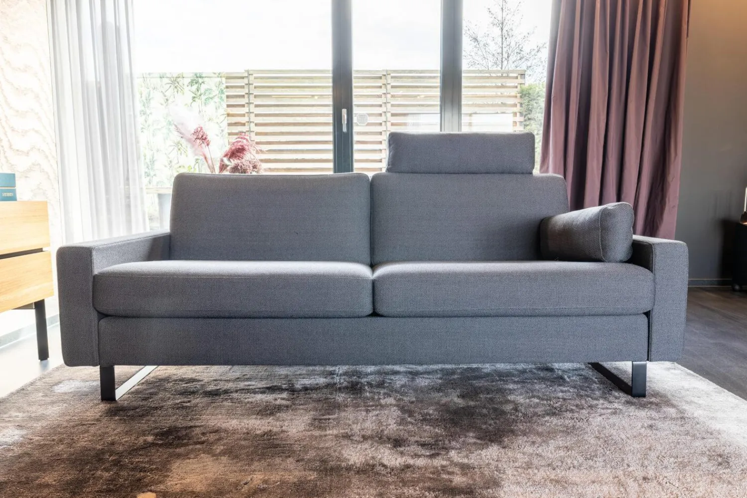 COR Polstergruppen|2-Sitzer-Sofas|Sofa Conseta Stoff 10068 Asphalt Grau Bodenfrei Metallkufen Schwarz Pulverbeschichtet Mit Armlehnen Und Kopfstütze