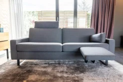 COR Polstergruppen|2-Sitzer-Sofas|Sofa Conseta Stoff 10068 Asphalt Grau Bodenfrei Metallkufen Schwarz Pulverbeschichtet Mit Armlehnen Und Kopfstütze