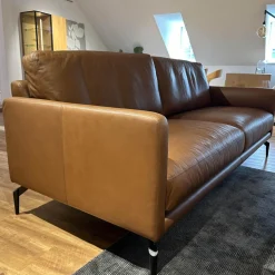 Contur 2-Sitzer-Sofas|Sofa Cuneo Bezug Leder Anilina Touch 19 Cognac Braun Schwebefüße Metall Schwarz Lackiert