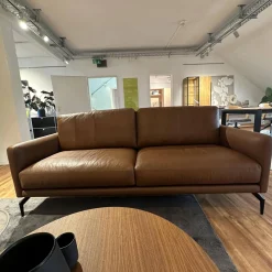 Contur 2-Sitzer-Sofas|Sofa Cuneo Bezug Leder Anilina Touch 19 Cognac Braun Schwebefüße Metall Schwarz Lackiert
