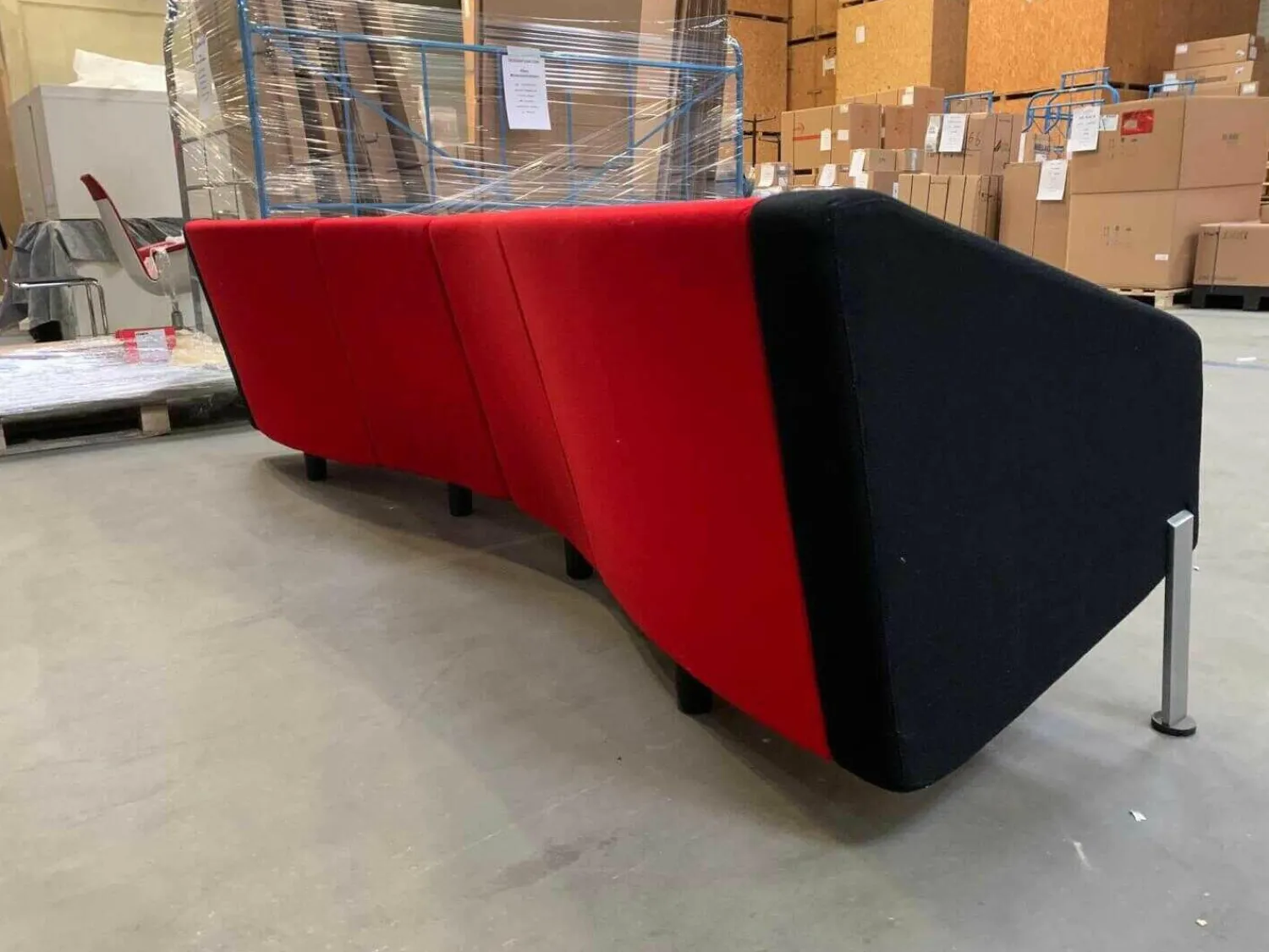 Fritz Hansen Wohnlandschaften|Sofa Decision Stoff Rot Schwarz Gestell Verchromt