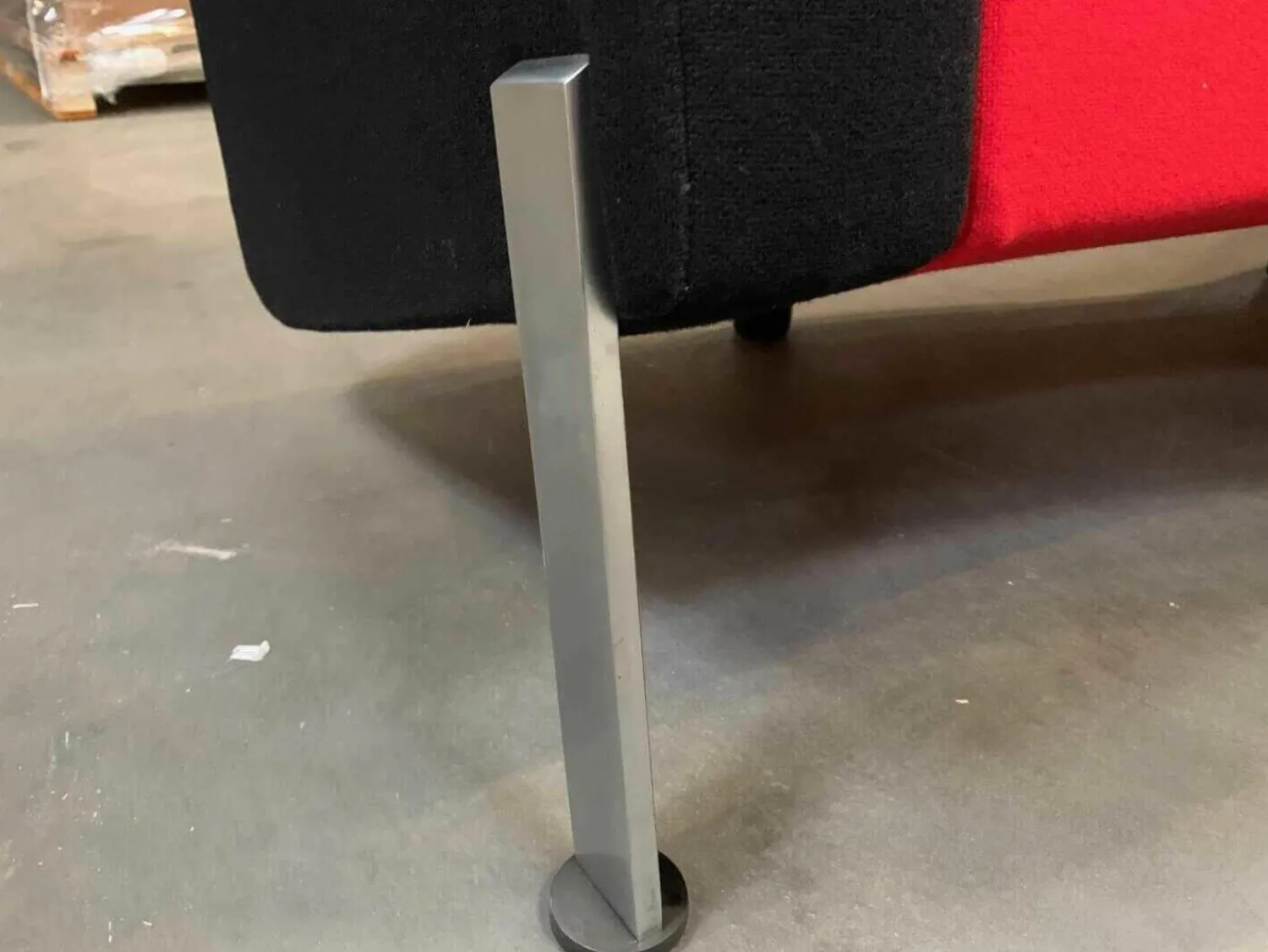 Fritz Hansen Wohnlandschaften|Sofa Decision Stoff Rot Schwarz Gestell Verchromt