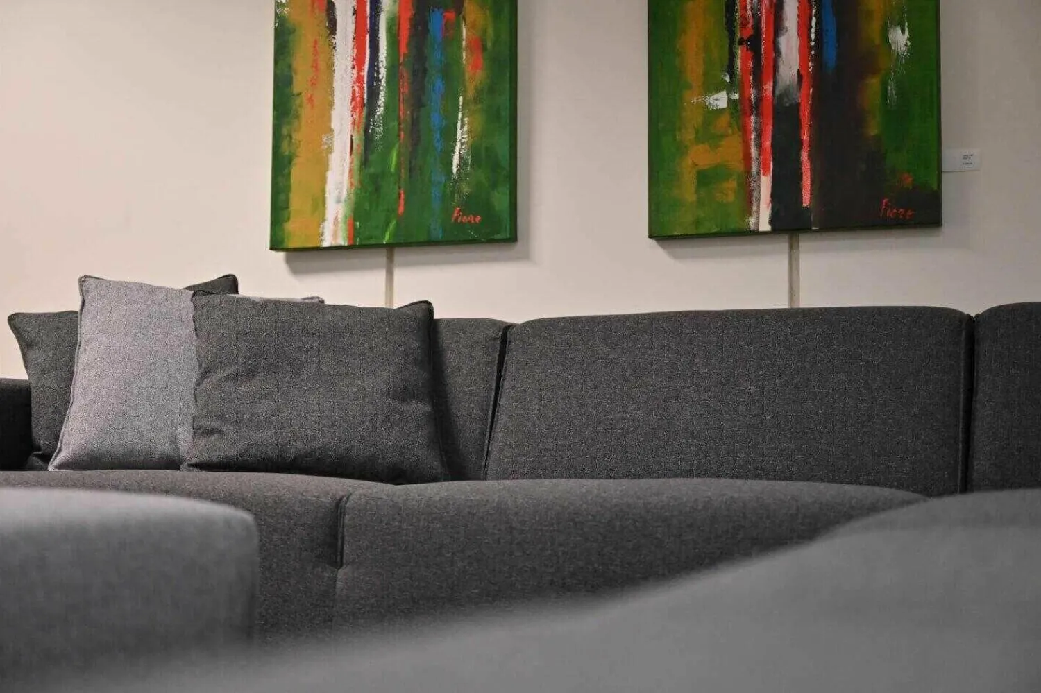 Cartel Living Ecksofas|Sofa Donovan Stoff Robin Anthrazit mit 2 Hockern