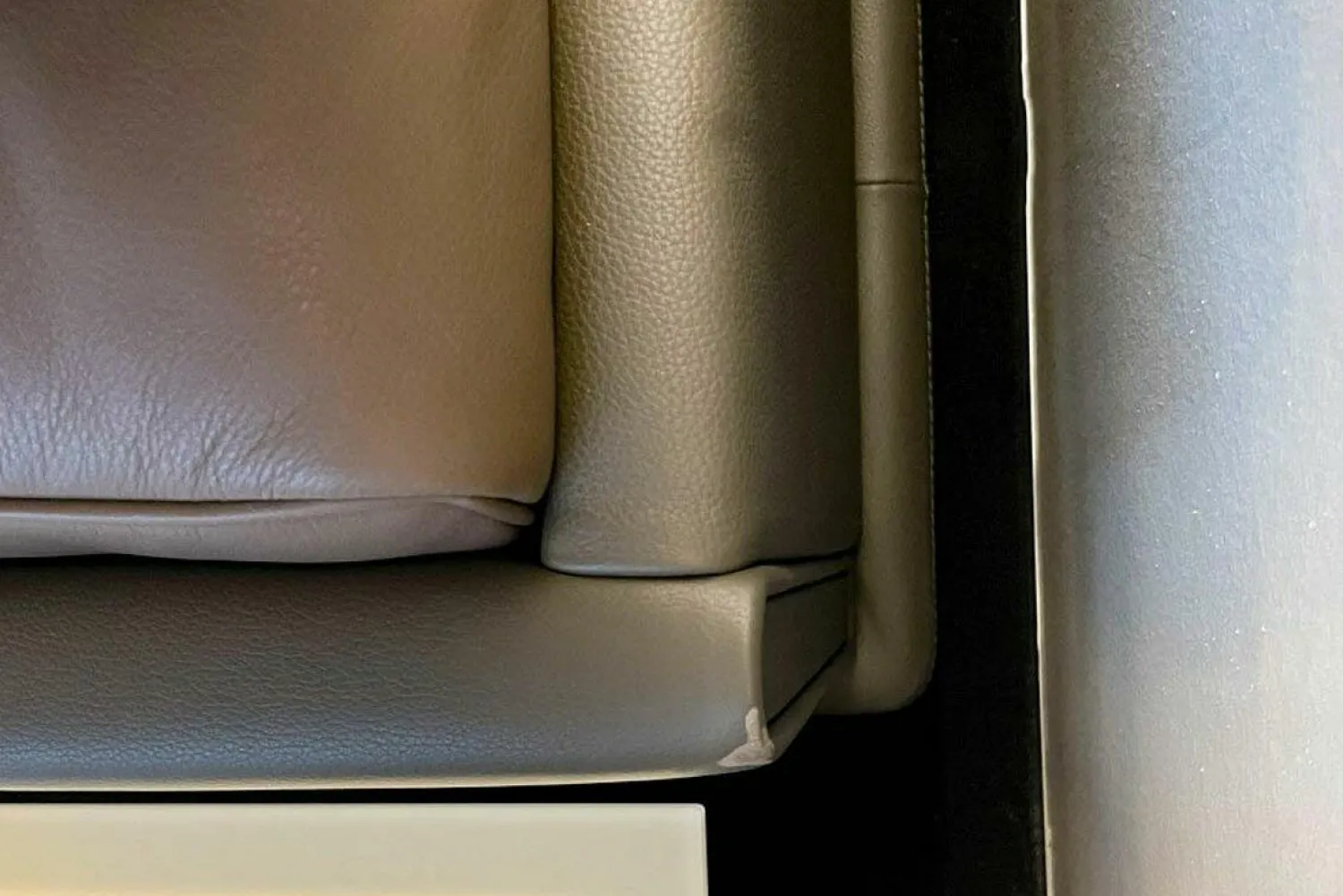 De Sede 3-Sitzer-Sofas|Sofa DS 175/23 Rahmen Und Korpus Leder Select 2418 Taupe Grau Sitz Leder Touch 2517 Taupe Grau Stahlkufen Schwarz Matt