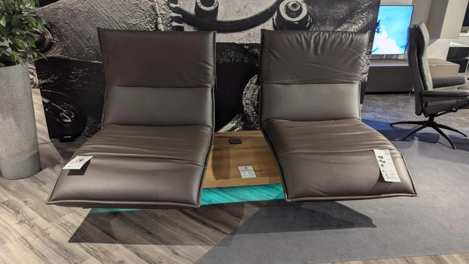 Koinor 2-Sitzer-Sofas|Sofa Edit 2 Leder D Dolce Cola Grau Braun Plateau 2 Balkeneiche Furniert Geölt Mit LED Beleuchtung Und Soundsystem