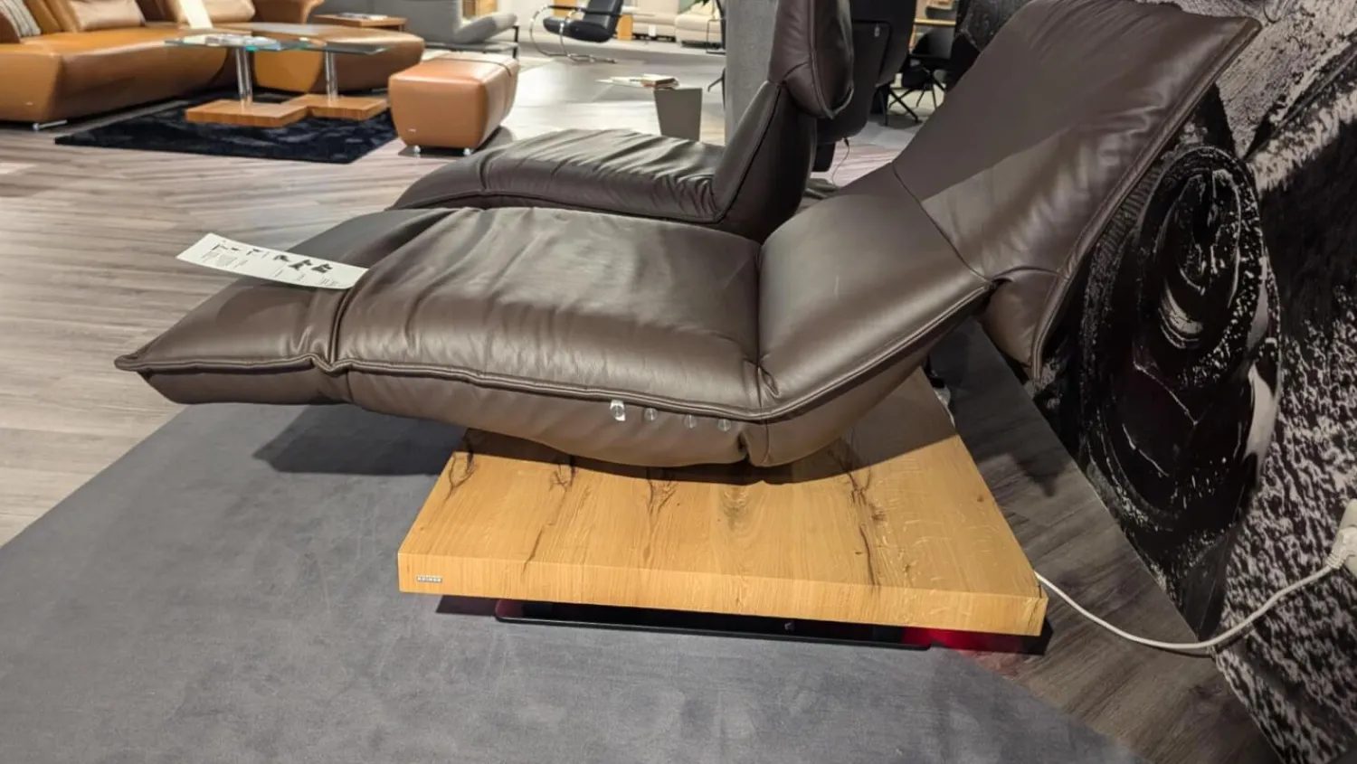 Koinor 2-Sitzer-Sofas|Sofa Edit 2 Leder D Dolce Cola Grau Braun Plateau 2 Balkeneiche Furniert Geölt Mit LED Beleuchtung Und Soundsystem